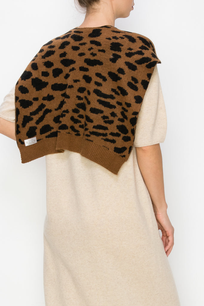 SWEATER SHAWL WITH LEOPARD PATTERN